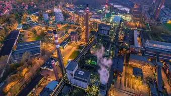 Widok z lotu ptaka na teren zakładu przemysłowego WZK "Victoria". Widoczne instalacje technologiczne, kominy oraz zabudowania produkcyjne.