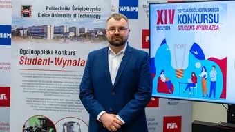 Na zdjęciu laureat z AGH na tle materiałów (ścianki, banery) z informacjami o konkursie. Zdjęcie wykonane podczas ogłoszenia laureatów.