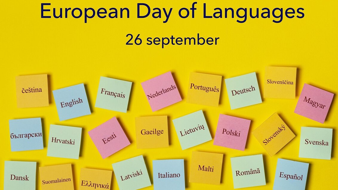 Kolorowe tablice z nazwami języków urzędowych krajów UE na obchody europejskiego dnia języków 26 września.