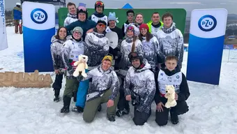 Grupowe zdjęcie zawodników i zawodniczek AZS AGH na zimowym stoku.
