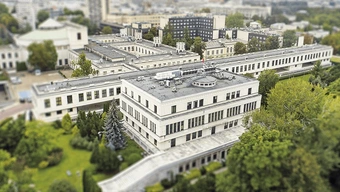 Na zdjęciu budynki Parlamentu RP. Ujęcie panoramiczne "z lotu ptaka".