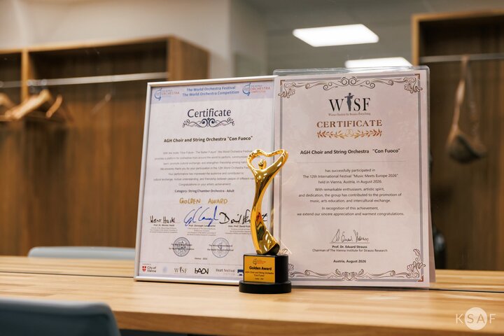 Pamiątkowa statuetka i dyplom Golden Award.