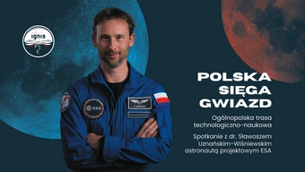Grafika informacyjno-dekoracyjna ze zdjęciem polskiego astronauty oraz napisami "Polska sięga gwiazd", "Ogólnopolska trasa technologiczno-naukowa" oraz "Spotkanie z dr. Sławoszem Uznańskim-Wiśniewskim, astronautą projektowym ESA".