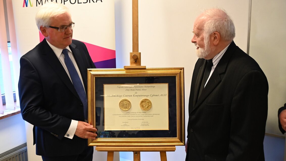 Na zdjęciu Wicemarszałek Józef Gawron i prof. Kazimierz Wiatr w momencie wręczenia nagrody.