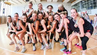 Grupowe zdjęcie koszykarek wraz z trenerem.