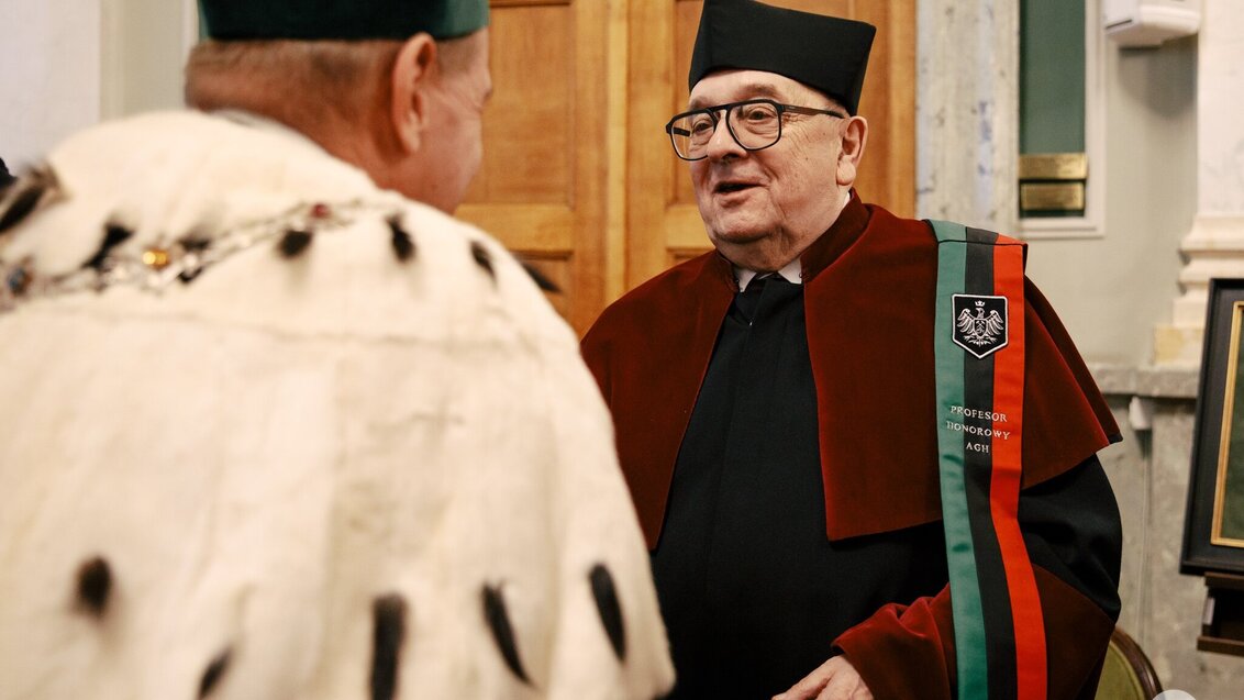 Na zdjęciu Rektor AGH składa gratulacje prof. Andrzejowi Łędzkiemu. Zdjęcie wykonane w auli AGH.