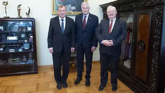 Na zdjęciu stojący obok siebie uczestnicy spotkania (od lewej): Rektor AGH, konsul generalny, Prorektor AGH. Zdjęcie wykonane w gabinecie rektorskim.