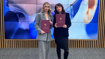 Powołane do Rady naukowczynie z AGH stoja obok siebie, w dłoniach trzymają czerwone teczki.