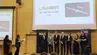Członkowie zespołu AGH Solar Plane stoją na scenie podczas gali Konkursu KoKoS 2026. W tle widoczna jest prezentacja z napisem „LAUREAT” oraz grafika bezzałogowego statku powietrznego VITOLD.