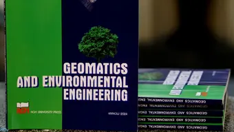 Zdjęcie okładki czasopisma. Za nią egzemplarze pisma ułożone w stos.