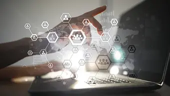 Na zdjęciu dłonie na klawiaturze laptopa. Dodatkowe elementy graficzne związane z siecią społeczną.