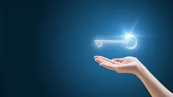 Grafika dekoracyjna przedstawiająca dłoń, nad którą lewituje klucz.