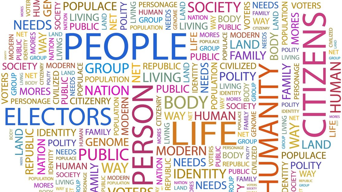 Kolorowy kolaż złożony z angielskich słów/pojęć związanych z obywatelem i społeczeństwem.
