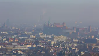 Panorama Krakowa spowitego przez smog