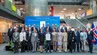 Grupowe zdjęcie uczestników I Bałtyckiego Forum Rektorów tuż po ceremonii podpisania Deklaracji Gdańskiej. W tle widoczna scena z ekranem oraz flagi państw regionu Morza Bałtyckiego.