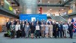 Grupowe zdjęcie uczestników I Bałtyckiego Forum Rektorów tuż po ceremonii podpisania Deklaracji Gdańskiej. W tle widoczna scena z ekranem oraz flagi państw regionu Morza Bałtyckiego.