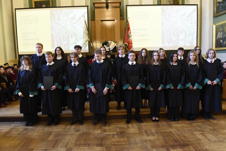 A group photograph of newly enrolled students.