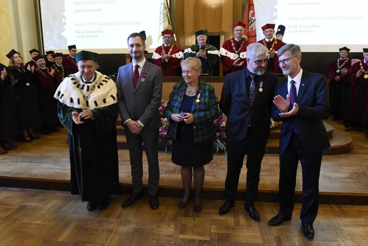 Three award-winning staff members alongside the Rector and the President’s adviser in a commemorative photograph.