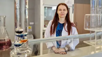 Na zdjęciu prof. Agnieszka Włodyka-Bergier w laboratorium chemicznym.