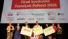 Laureaci finału konkursu FameLab Poland 2026 stoją na scenie i prezentują symboliczne czeki z nagrodami. W tle widoczny ekran z nazwą wydarzenia oraz logotypami organizatorów, partnerów i patronatów.