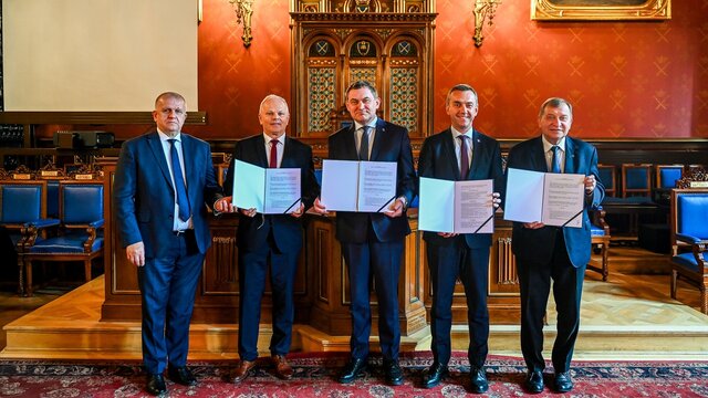 Grupowe zdjęcie sygnatariuszy