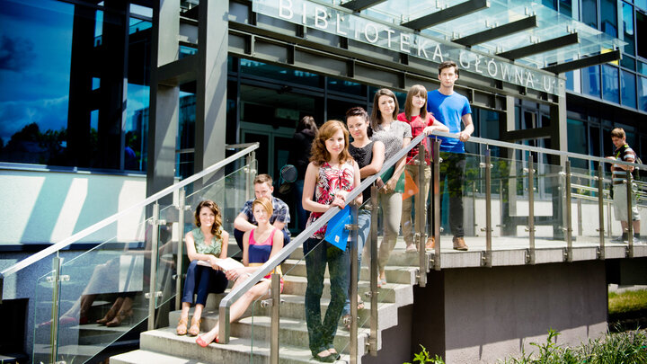 Students in front of the library entrance