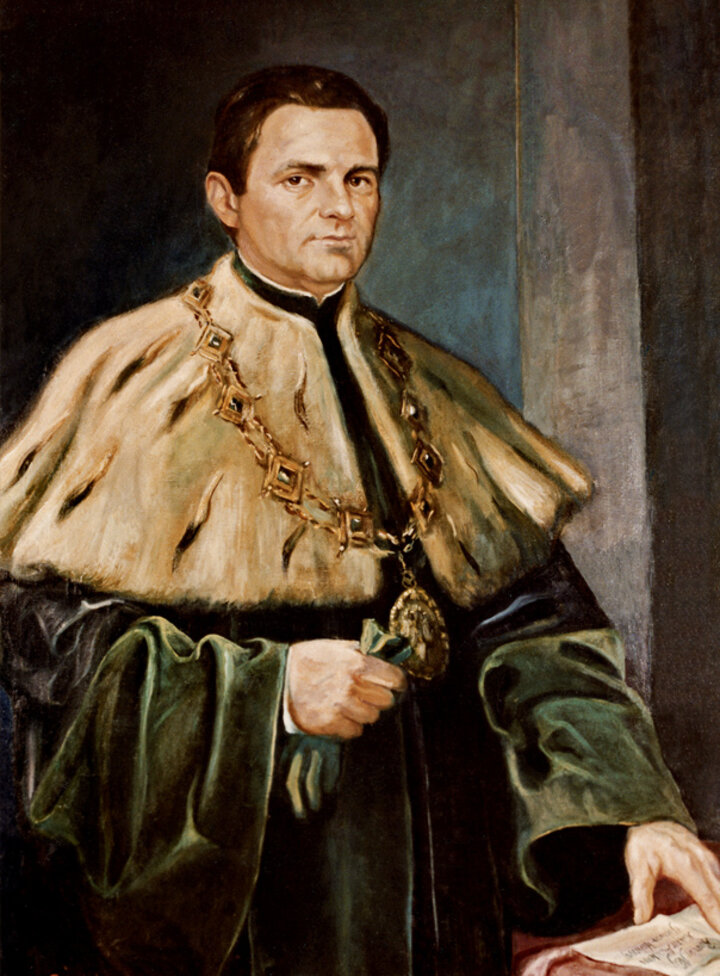 Portret Rektora Romana Ney ubranego w zieloną togę. 
