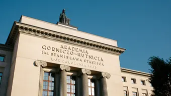 Na zdjęciu fragment fasady budynku głównego AGH