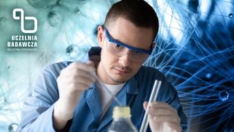 Naukowiec ubrany w niebieski fartuch laboratoryjny, okulary ochronne i gumowe rękawice trzymającego pipetę i probówkę, abstrakcyjne zielone i niebieskie tło z kroplami wody.