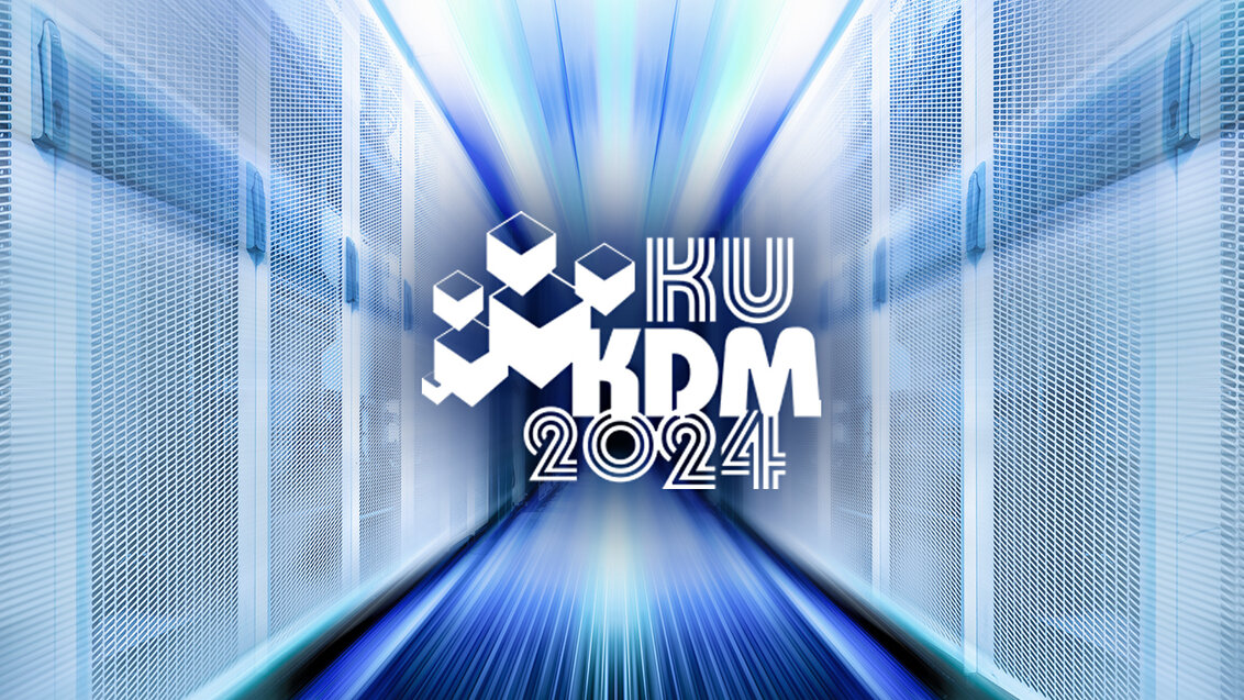 Grafika prezentująca na pierwszym planie biały logotyp konferencji złożony ze znaków "KUKDM 2024" oraz kilku sześcianów widzianych z perspektywy. W tle symetryczne szafy superkomputera.