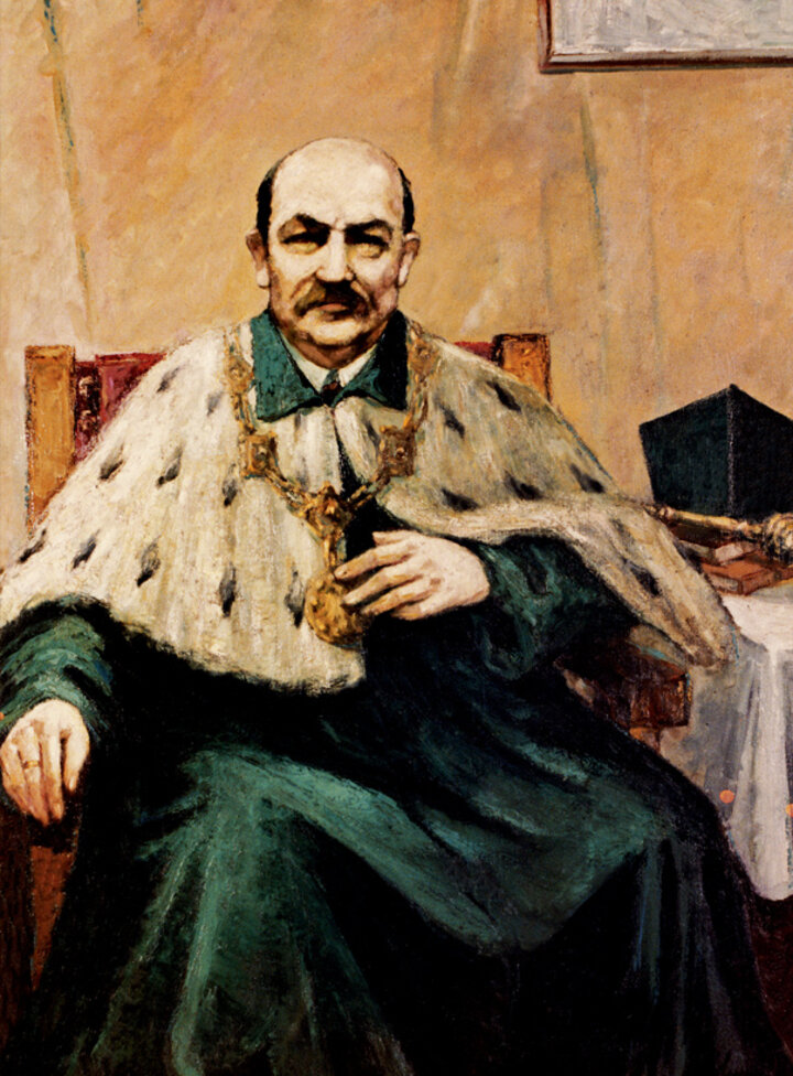 Portret przedstawiający Rektora w zielonej todze i dużym gronostajowym kołnierzem na ramionach. 