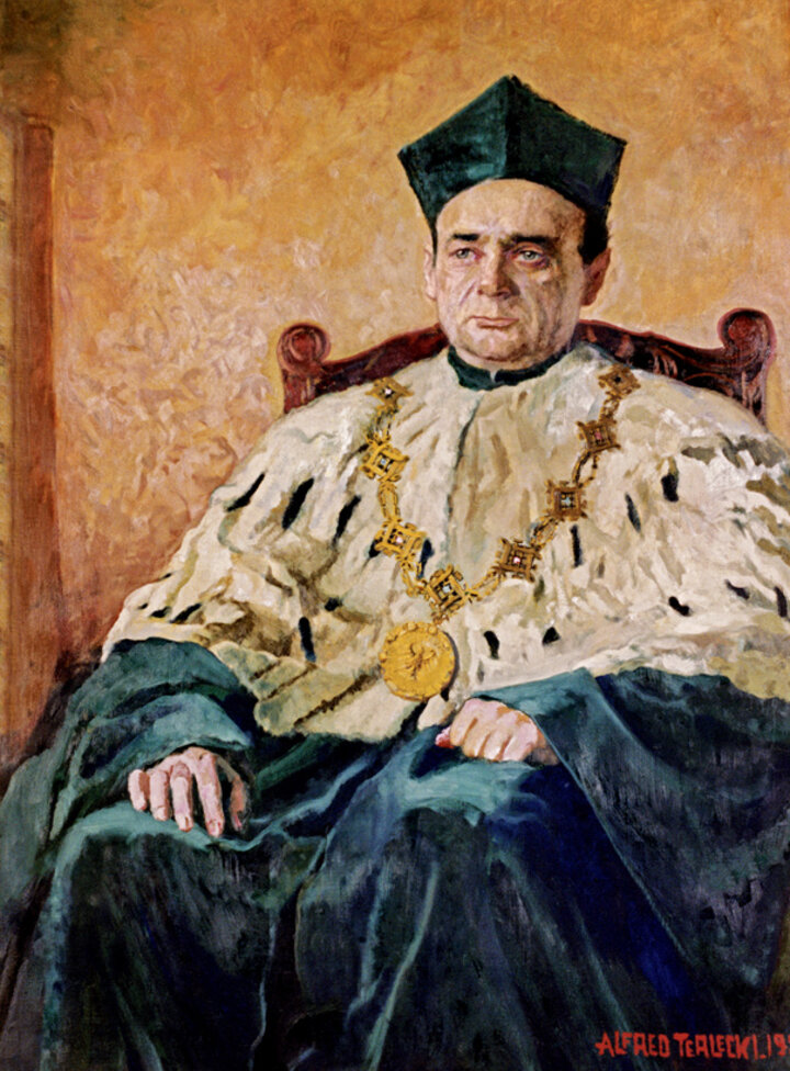 Portret przedstawiający Rektora ubranego w zieloną togę. Na ramionach ma gronostajowy kołnierz i ozdobny złoty łańcuch.