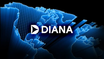 Abstrakcyjna grafika prezentująca zarys Ameryki Północenej i Europy w niebieskich barwach. W środku widoczny biały napis "DIANA" oraz grot strzałki wpisanej w literę "D".