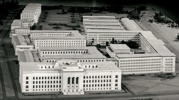 Biało-czarne zdjęcie makiety prezentującej z perspektywy kilkanaście budynków składających się na przyszły kampus.