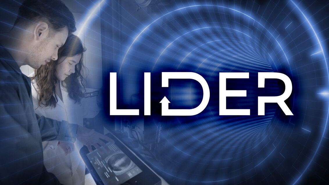 Grafika prezentująca tekst "LIDER" na abstrakcyjnym tle. Po lewej para naukowców pracująca przy cyfrowym pulpicie.