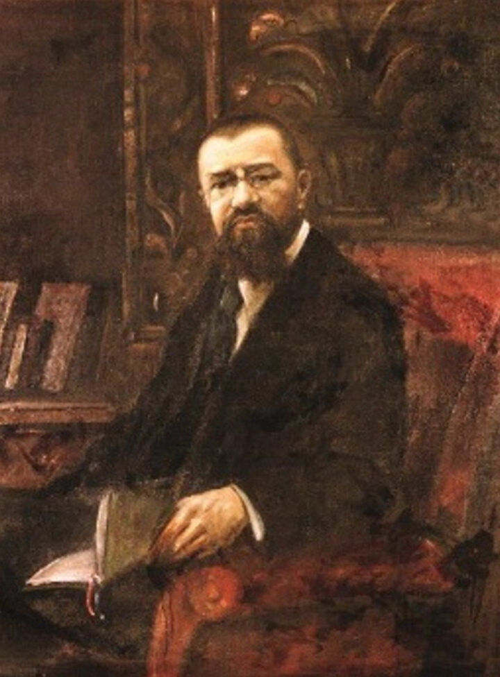 Zdjęcie obrazu przedstawiającego siedzącą postać mężczyzny w garniturze. Nosi okulary. W ręce trzyma otwartą książkę.
