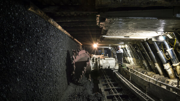 Na zdjęciu odcinek wydobywczy w kopalni. Kopalniany ekskawator (wydrążacz) w działaniu.