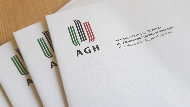 Zdjęcie kopert pocztowych z nadrukowanym logotypem AGH oraz danymi teleadresowymi.