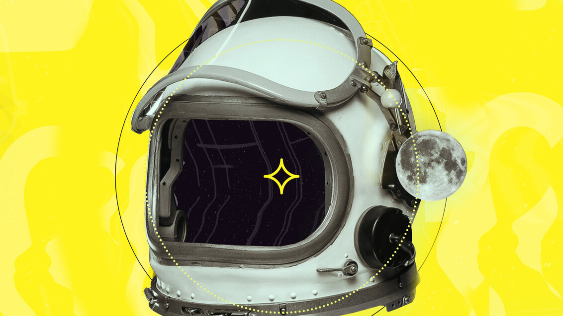 Grafika przdstawiająca zabytkowy kask astronauty z podniesioną przyłbicą na żółtym tle. Obok kasku widnieje zdjęcie miniatury księżyca.