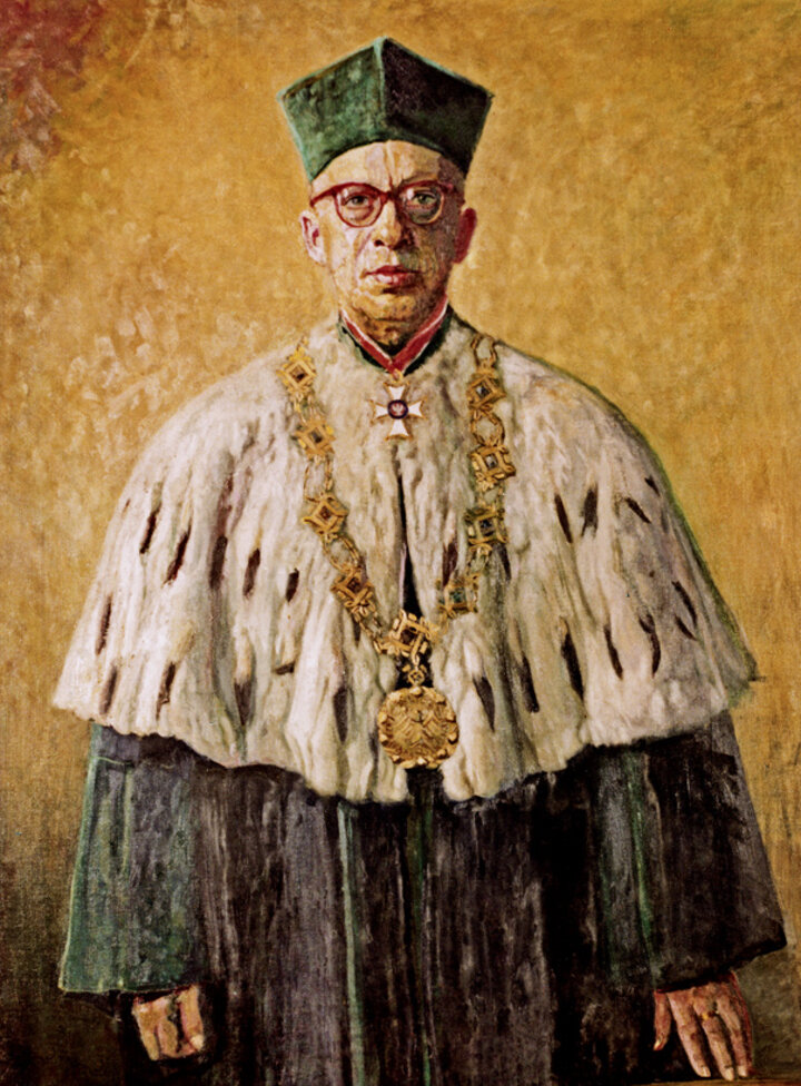 Portret Rektora Witolda Budryka. Rektor ma na sobie zieloną togę, duży gronostajowy kołnierz oraz złoty ozdobny łańcuch.