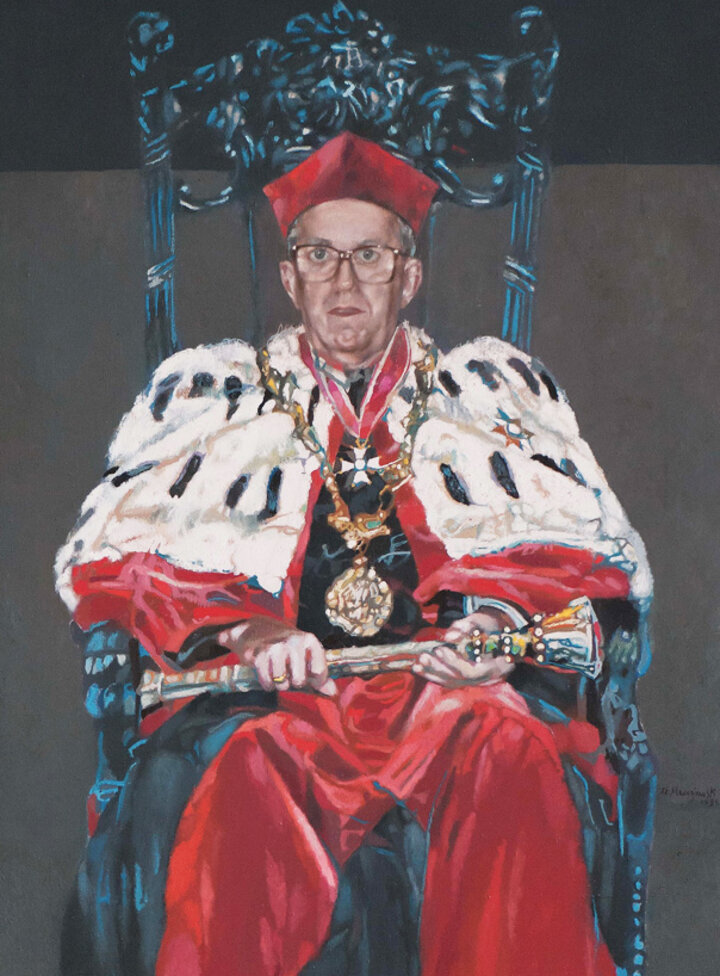 Rektor Jan Janowski siedzi na rzeźbionym krześle z wysokim oparciem. Ubrany jest w długą czerwoną togę z kołnierzem z gronostajów oraz czerwony biret. Na szyi ma ozdobny złoty łańcuch, w rękach trzyma berło. 