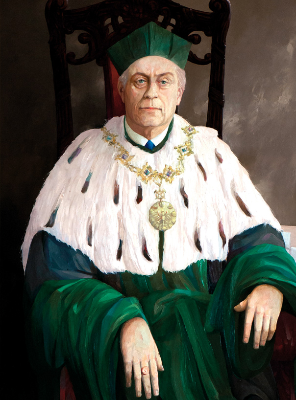 Portret Rektora Antoniego Kleczkowskiego. Rektor ma na sobie zieloną togę, duży gronostajowy kołnierz, ozdobny łańcuch i biret.