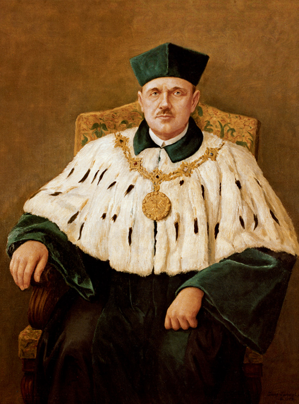 Portret Rektora Stanisława Skoczylas. Rektor ma na sobie zieloną togę, duży gronostajowy kołnierz, ozdobny łańcuch i biret.