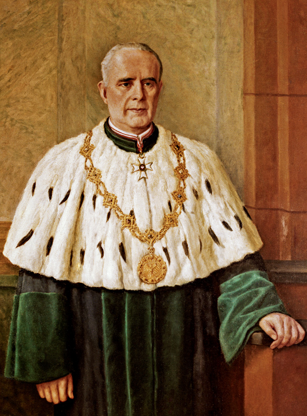 Portret przedstawiający Rektora ubranego w zieloną togę. Na ramionach ma gronostajowy kołnierz i ozdobny złoty łańcuch. 